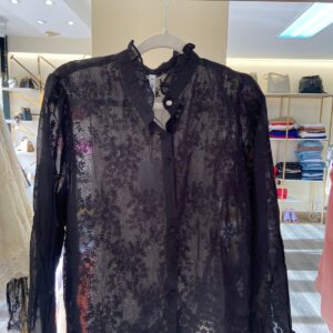 CAMISA NEGRA CON FLORES