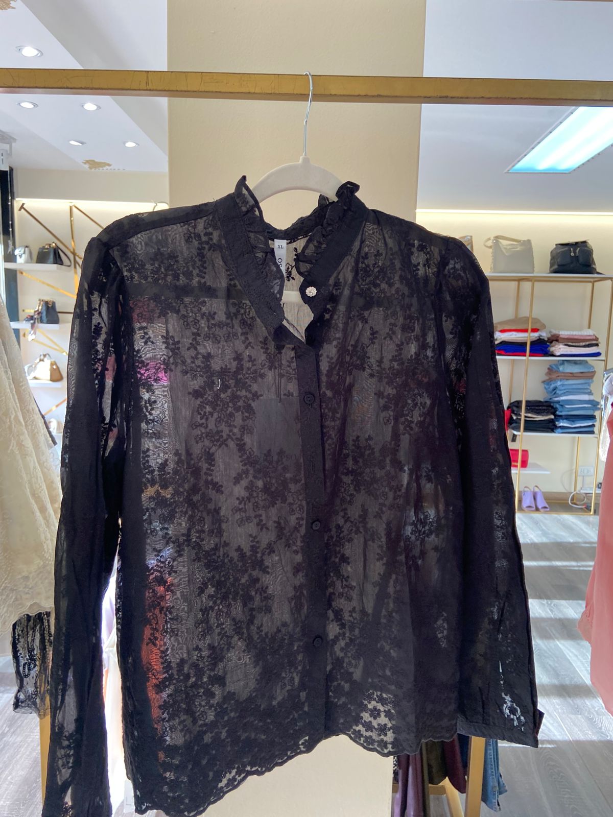 CAMISA NEGRA CON FLORES